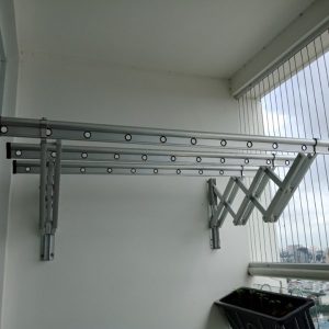 Giàn-phơi-xếp-ngang-phù-hợp-với-gia-đình-ở-chung-cư-