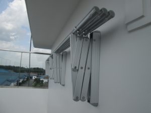 Lắp-đặt-giàn-phơi-thông-minh-gắn-tường-bằng-NHÔMINOX